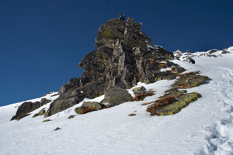 Jedna z wielu skałek wystających z śniegu w drodze na szczyt